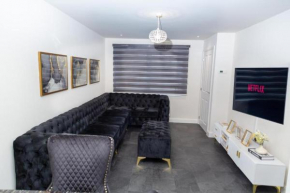 Stylish 3-Bedroom Home in Newcastle- Sleeps 6
